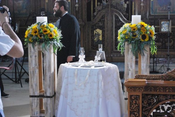 Στολισμόςεκκλησίας γάμου με ήλιους