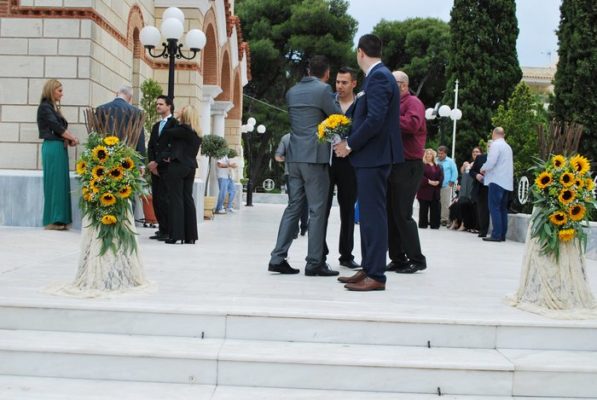 Στολισμόςεκκλησίας γάμου με ήλιους