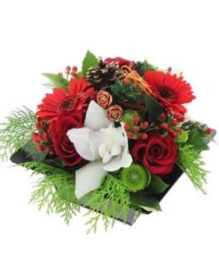 Χριστουγεννιάτικη ανθοσύνθεση λουλουδιών