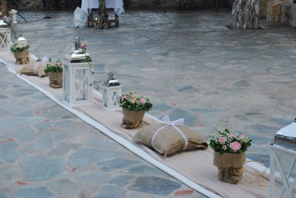 ΣΤΟΛΙΣΜΟΣ ΓΑΜΟΥ Ανθοσυνθέσεις, Ιδέες γάμου, Γαμήλια δεξίωση, Διακοσμητικά για γάμους, εξωτερικός στολισμός γάμου στην εκκλησία, Στολισμός Γάμου Vintage,γαμηλια διακοσμηση