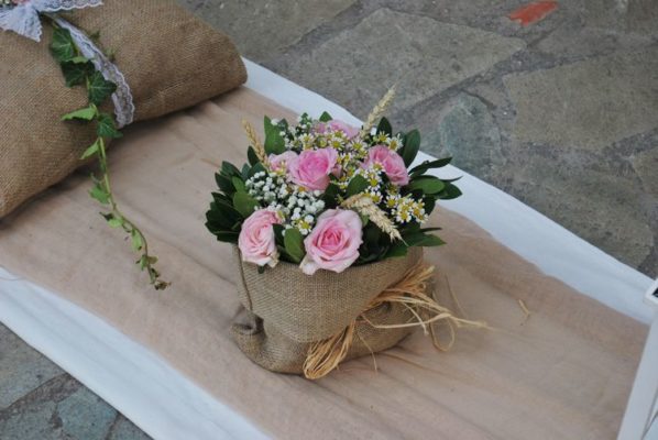 ΣΤΟΛΙΣΜΟΣ ΓΑΜΟΥ Ανθοσυνθέσεις, Ιδέες γάμου, Γαμήλια δεξίωση, Διακοσμητικά για γάμους, εξωτερικός στολισμός γάμου στην εκκλησία, Στολισμός Γάμου Vintage,γαμηλια διακοσμηση