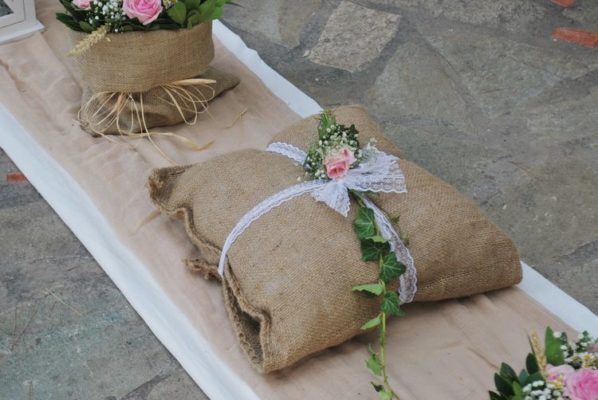 ΣΤΟΛΙΣΜΟΣ ΓΑΜΟΥ Ανθοσυνθέσεις, Ιδέες γάμου, Γαμήλια δεξίωση, Διακοσμητικά για γάμους, εξωτερικός στολισμός γάμου στην εκκλησία, Στολισμός Γάμου Vintage,γαμηλια διακοσμηση