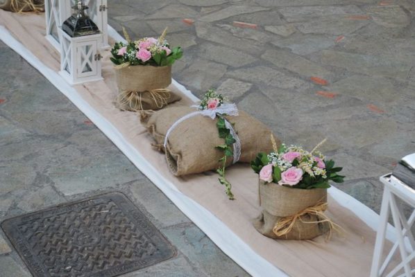 ΣΤΟΛΙΣΜΟΣ ΓΑΜΟΥ Ανθοσυνθέσεις, Ιδέες γάμου, Γαμήλια δεξίωση, Διακοσμητικά για γάμους, εξωτερικός στολισμός γάμου στην εκκλησία, Στολισμός Γάμου Vintage,γαμηλια διακοσμηση