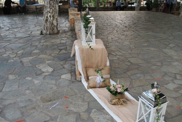 ΣΤΟΛΙΣΜΟΣ ΓΑΜΟΥ Ανθοσυνθέσεις, Ιδέες γάμου, Γαμήλια δεξίωση, Διακοσμητικά για γάμους, εξωτερικός στολισμός γάμου στην εκκλησία, Στολισμός Γάμου Vintage,γαμηλια διακοσμηση