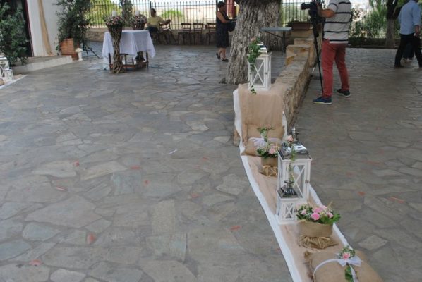 ΣΤΟΛΙΣΜΟΣ ΓΑΜΟΥ Ανθοσυνθέσεις, Ιδέες γάμου, Γαμήλια δεξίωση, Διακοσμητικά για γάμους, εξωτερικός στολισμός γάμου στην εκκλησία, Στολισμός Γάμου Vintage,γαμηλια διακοσμηση