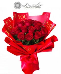 Μπουκέτο με 12 κόκκινα τριαντάφυλλα σε κόκκινο πολυτελές περιτύλιγμα Drimalas Flowers.