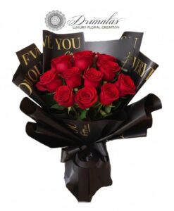 Πολυτελής ανθοδέσμη με κόκκινα τριαντάφυλλα σε μαύρο περιτύλιγμα με χρυσά γράμματα